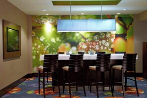 Dining - 1 King | Marriott Ithaca | Free Airport Shuttle, Cornell Minutes, Indoor Pool (Ithaca)