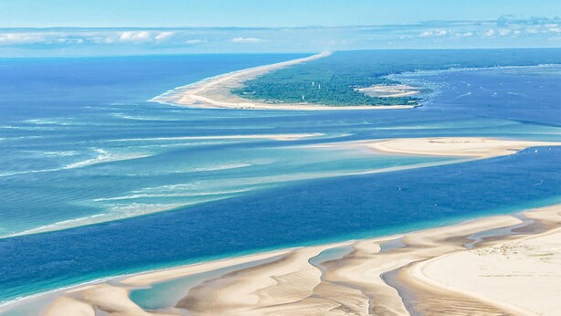 Un paisaje costero con playas de arena y aguas azules cristalinas.