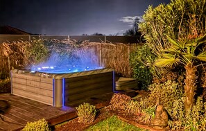 Outdoor spa tub - Beautiful home in Tarnès with sauna (Tarnès)