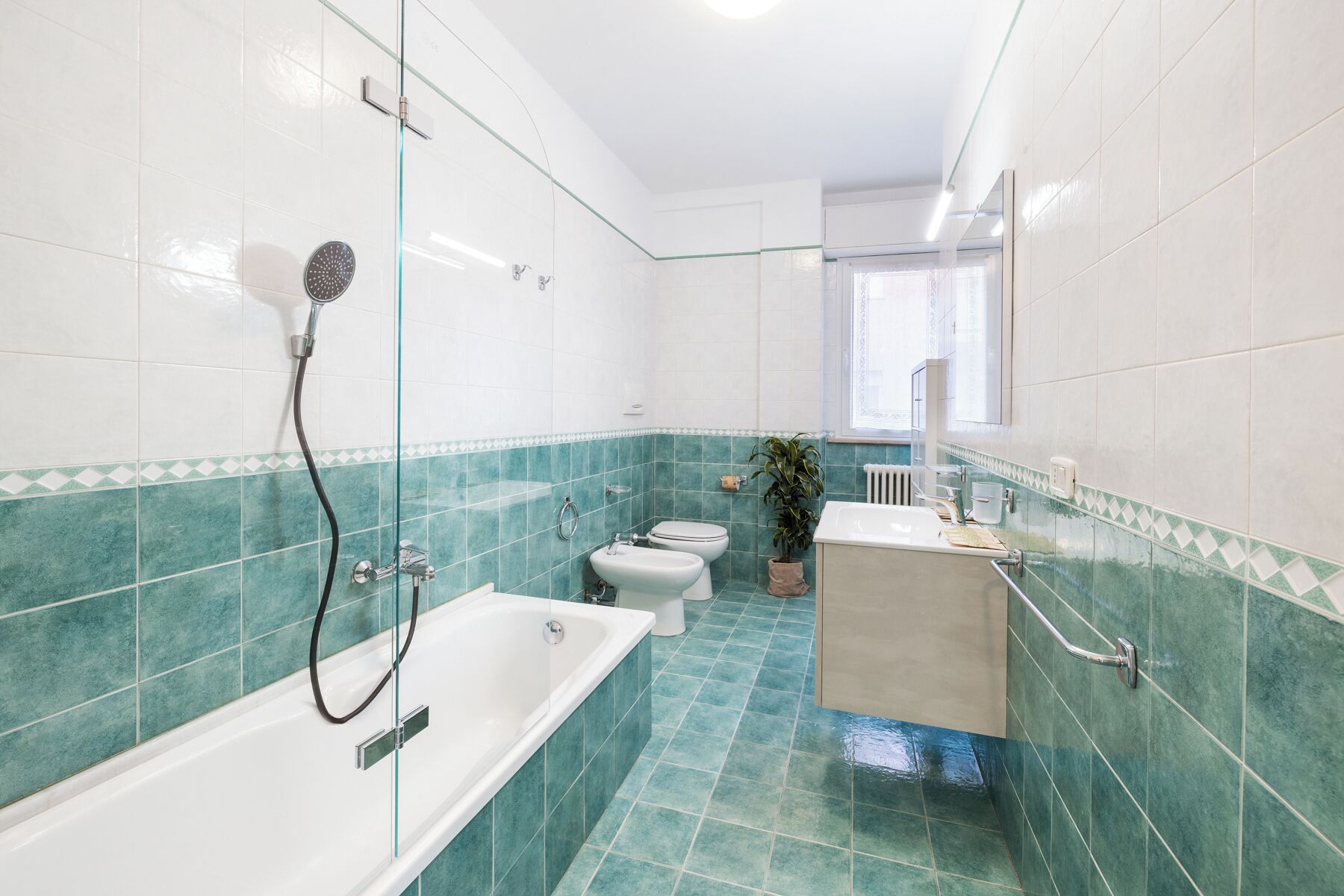 Douche, sèche-cheveux, bidet, serviettes fournies