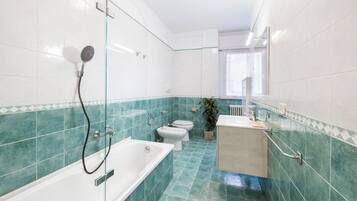 Douche, sĂšche-cheveux, bidet, serviettes fournies