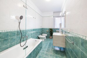 Douche, séchoir à cheveux, bidet, serviettes fournies