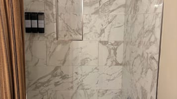 Sèche-cheveux, serviettes fournies, savon, papier toilette