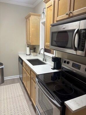 Private kitchen - Cozy, functional condo located in the heart of the Cotton district. (Starkville)