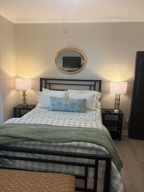 Room - Cozy, functional condo located in the heart of the Cotton district. (Starkville)