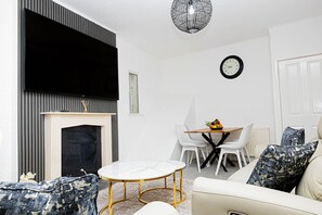 Interior - Elegant and comfortable three-bedroom Flat (Heald Green)