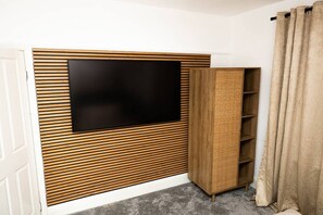 Interior - Elegant and comfortable three-bedroom Flat (Heald Green)
