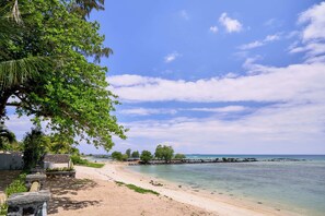 Room - Les Estivales Beachfront Suites & Penthouses, LOV (NORTH)
