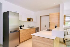 Private kitchen - Les Estivales Beachfront Suites & Penthouses By Lo (Mauritius)