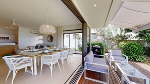 Outdoor dining - Les Estivales Beachfront Suites & Penthouses By Lo (Mauritius)