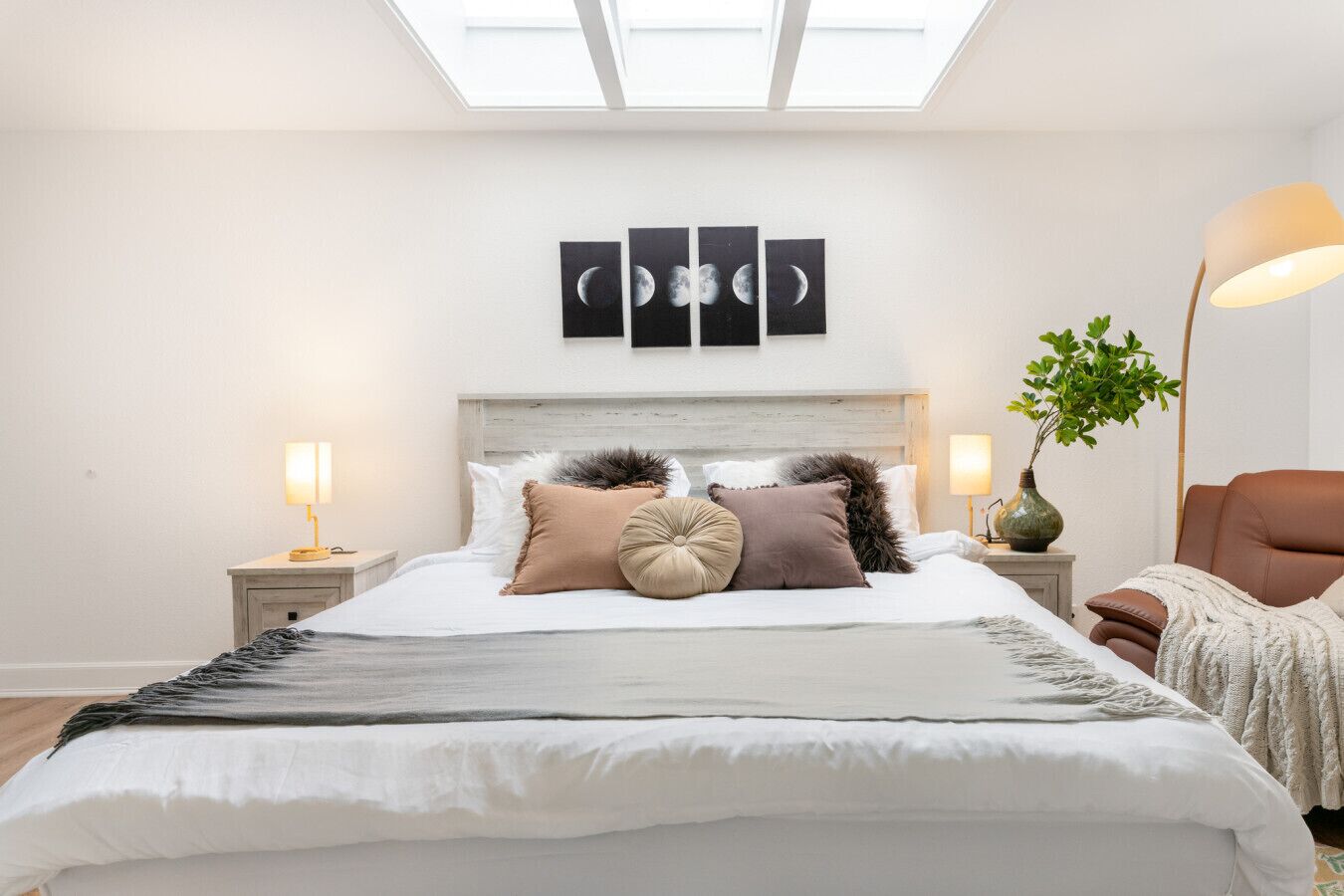 7 slaapkamers, een bureau, een strijkplank/strijkijzer, reisbedje