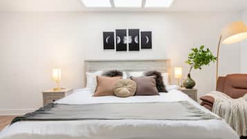 7 Schlafzimmer, Schreibtisch, Bügeleisen/Bügelbrett, Reisekinderbett