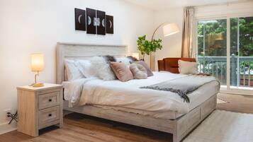 7 bedrooms, desk, iron/ironing board, travel crib