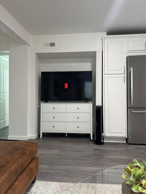 Living area - Modern 7-Bedroom Home with Spacious Yard, A/C (Shoreline)