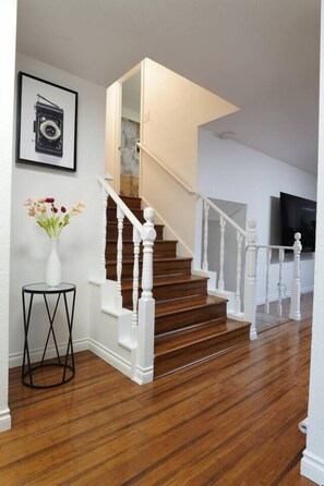 Interior - Modern 7-Bedroom Home with Spacious Yard, A/C (Shoreline)