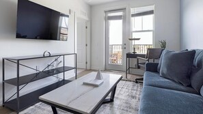 Lägenhet (1 Bedroom) | Vardagsrum | 50-tums tv med digitalkanaler