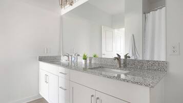 Apartment (2 Bedrooms) | Bathroom