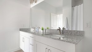 อพาร์ทเมนท์ (2 Bedrooms) | ห้องน้ำ | ของใช้ในห้องน้ำฟรี, ไดร์เป่าผม, ผ้าเช็ดตัว, สบู่