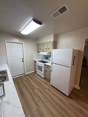 Private kitchen - Nice 3-bedroom house with AC in Port Neches (Port Neches)