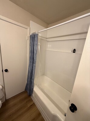 Towels, soap, toilet paper - Nice 3-bedroom house with AC in Port Neches (Port Neches)