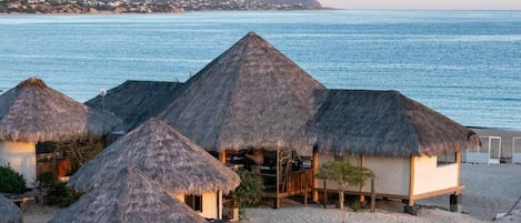 ビーチ、白砂、ビーチタオル、ビーチでのマッサージ