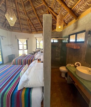 Chambre Quadruple, balcon, vue sur le désert | Salle de bain