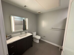 Towels, soap, toilet paper - Modern Studio w/ Parking / Fully Furnished / Prime Location / Monthly Stay (Los Angeles)