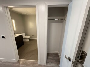Towels, soap, toilet paper - Modern Studio w/ Parking / Fully Furnished / Prime Location / Monthly Stay (Los Angeles)