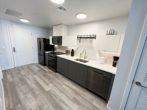 Private kitchen - Modern Studio w/ Parking / Fully Furnished / Prime Location / Monthly Stay (Los Angeles)