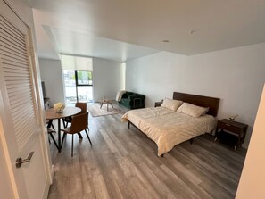 Internet - Modern Studio w/ Parking / Fully Furnished / Prime Location / Monthly Stay (Los Angeles)
