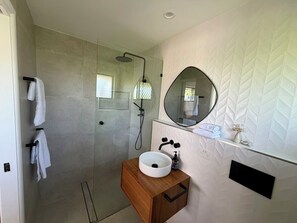 Shower, hair dryer, towels, soap - Waterfront Family Home - Sleeps 6 - Pet Friendly (Broadbeach Waters)