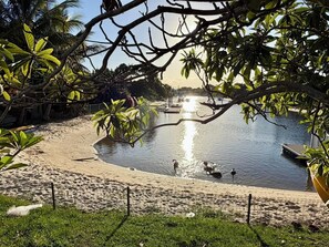 Beach - Waterfront Family Home - Sleeps 6 - Pet Friendly (Broadbeach Waters)