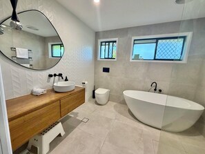 Douche, sèche-cheveux, serviettes fournies, savon