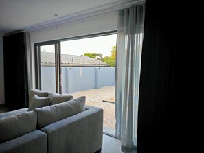Living room - Room-courtyard Room With Shared Bathroom (Cape Town)