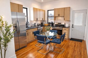 Private kitchen - Brand New Chicago West Loop 3BR Near Fulton Market and United Center (Chicago)