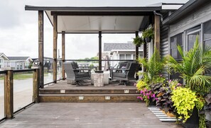 Terrace/patio - Luxury Lake Erie Cottage | Beach Access + Stunning Views (Port Colborne)