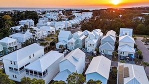 A residential area with multiple two-story houses, each with a flat roof and a balcony. - Southern Dreams on 30A by Avantstay Pool + Outdoor Lounge + Golf Cart Access Minutes to the Beach (Santa Rosa Beach)
