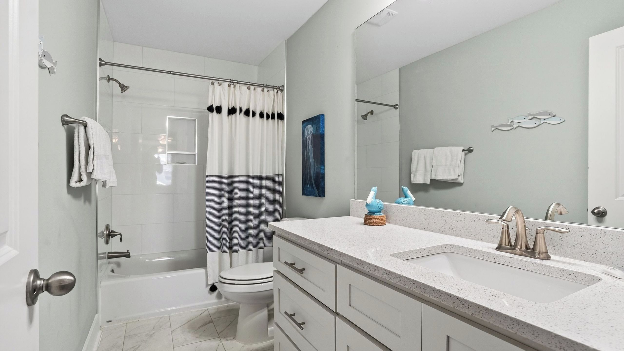 Ein modernes Badezimmer mit Badewanne, Toilette und Waschbecken.