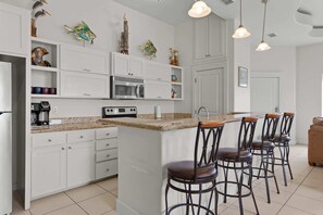 Wasserkocher mit Kaffee-/Teezubehör, Kühlschrank, Mikrowelle, Ofen
