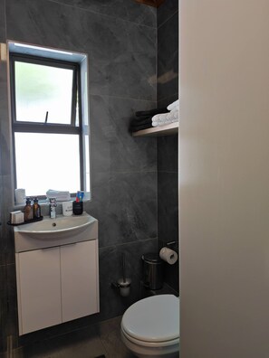 Bathroom - Room-queen Superior Cozy En-suite Courty (Cape Town)