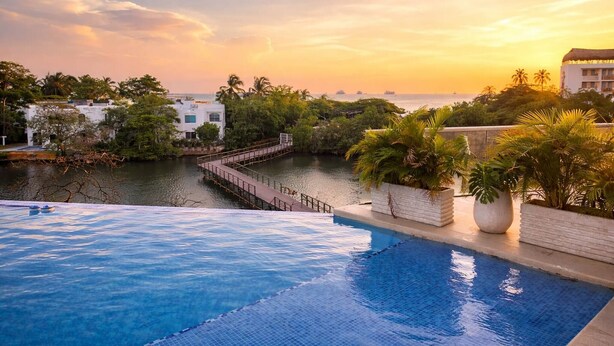 A swimming pool with a view of the sea and palm trees. - Ocean View and Direct Beach in Pozos Colorados (Santa Marta)