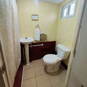 Comfort Shared Dormitory | Bathroom - Gold House Parking & Hostal (Ciudad de Guatemala)