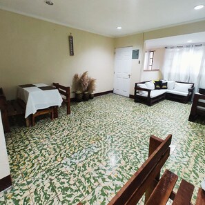 Interior - Gold House Parking & Hostal (Guatemala City)