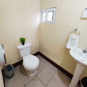 Economy Shared Dormitory | Bathroom - Gold House Parking & Hostal (Guatemala City)