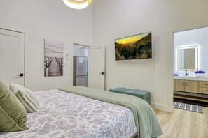 1 bedroom, iron/ironing board, free WiFi, bed sheets - Private Couples Retreat • Hot Tub • Quiet & Wooded (Sevierville)