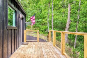 Terrace/patio - Private Couples Retreat • Hot Tub • Quiet & Wooded (Sevierville)
