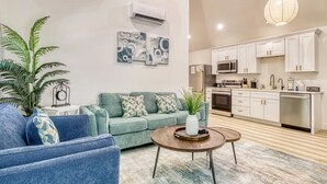 Una sala de estar moderna con un sofá, una mesa de centro y plantas decorativas.