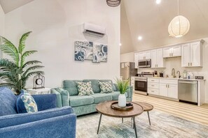 Living area - Private Couples Retreat • Hot Tub • Quiet & Wooded (Sevierville)