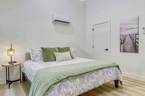 Room - Private Couples Retreat • Hot Tub • Quiet & Wooded (Sevierville)