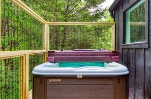 Outdoor spa tub - Private Couples Retreat • Hot Tub • Quiet & Wooded (Sevierville)